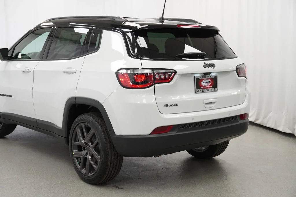 New 2026 Bright White Clear-Coat Exterior Paint Jeep Limited image 12