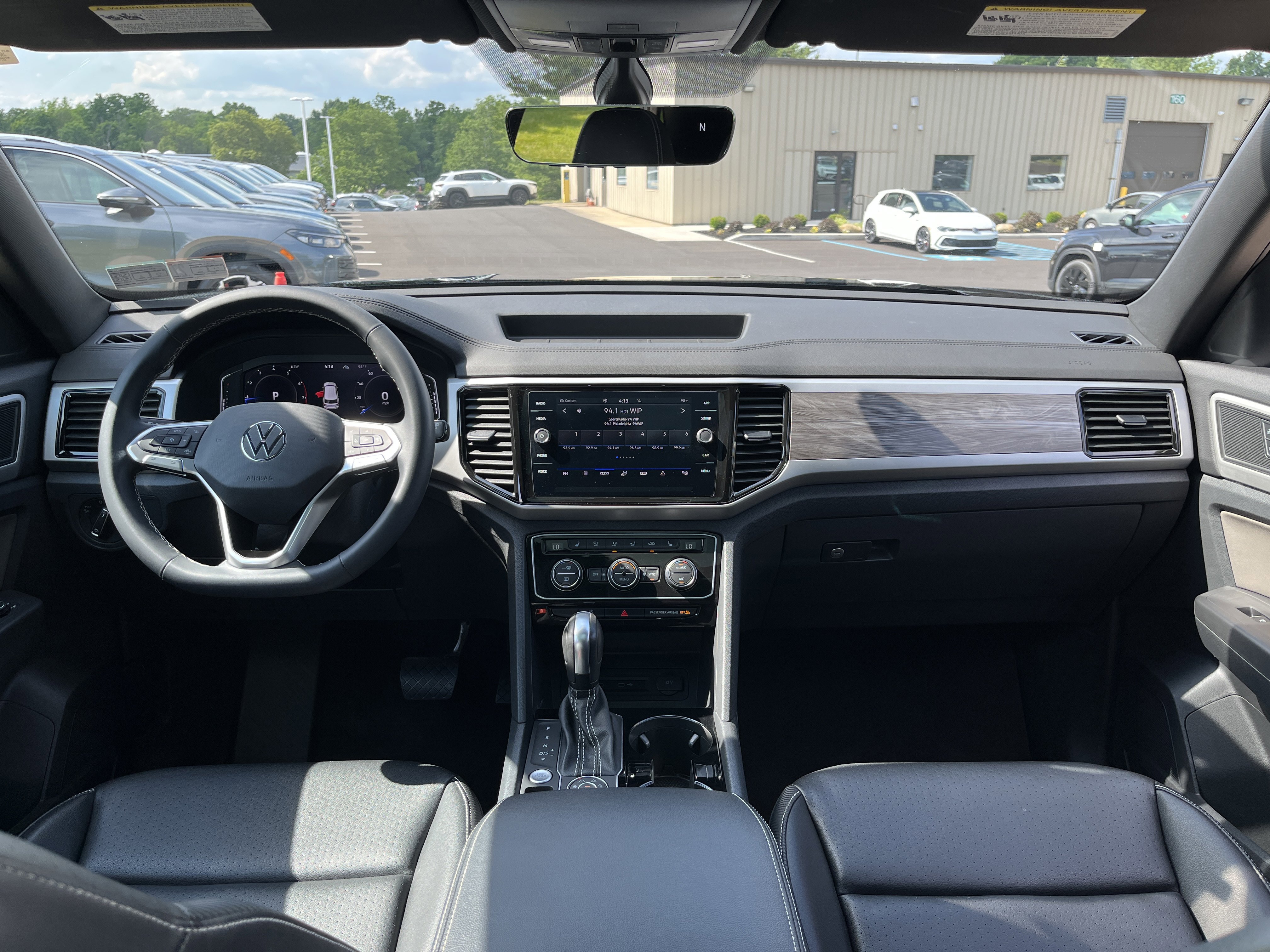 Used 2022  Volkswagen 3.6L V6 SE w/Technology image 3