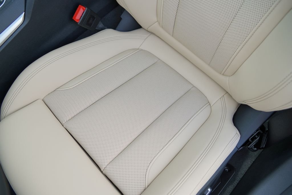 New 2026 Tanzanite Blue II Metallic BMW 330i image 11