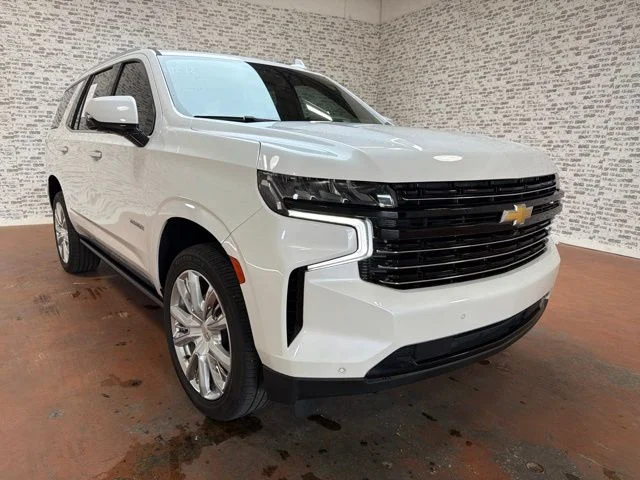 Used 2022 Iridescent Pearl Tricoat Chevrolet High Country image 7