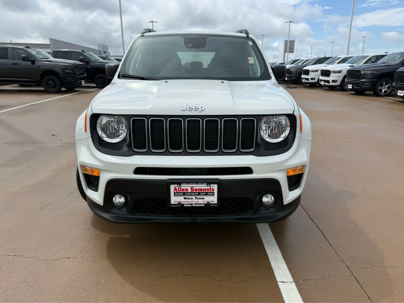 Used 2023 Alpine White Clearcoat Jeep Latitude image 4