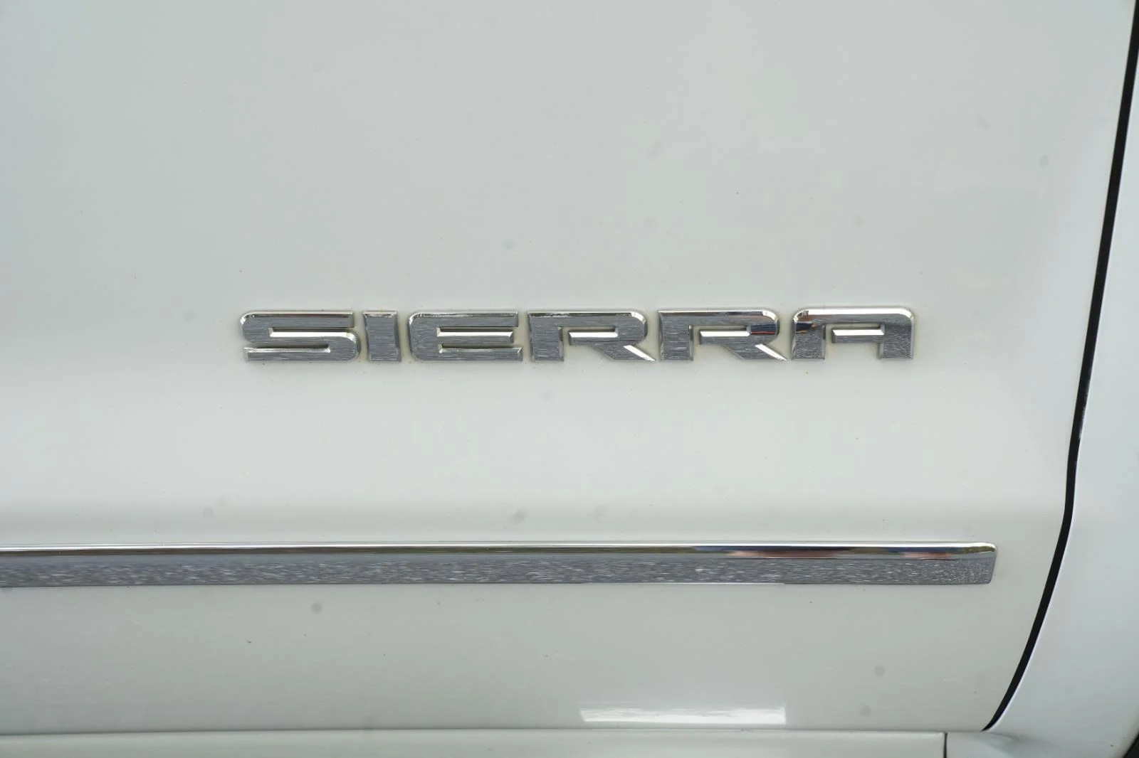 Used 2018 WHITE FROST TRICOAT GMC SLT image 10