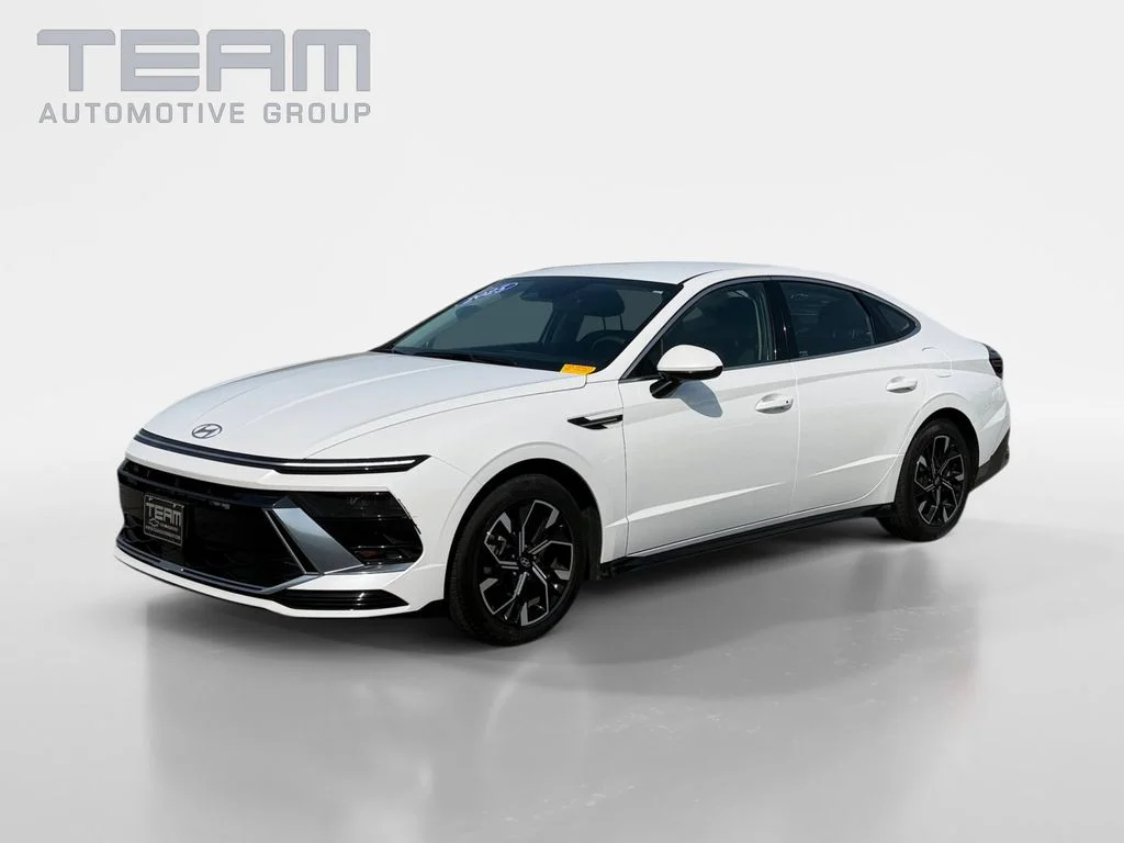 Used 2025 White Hyundai SEL image 3