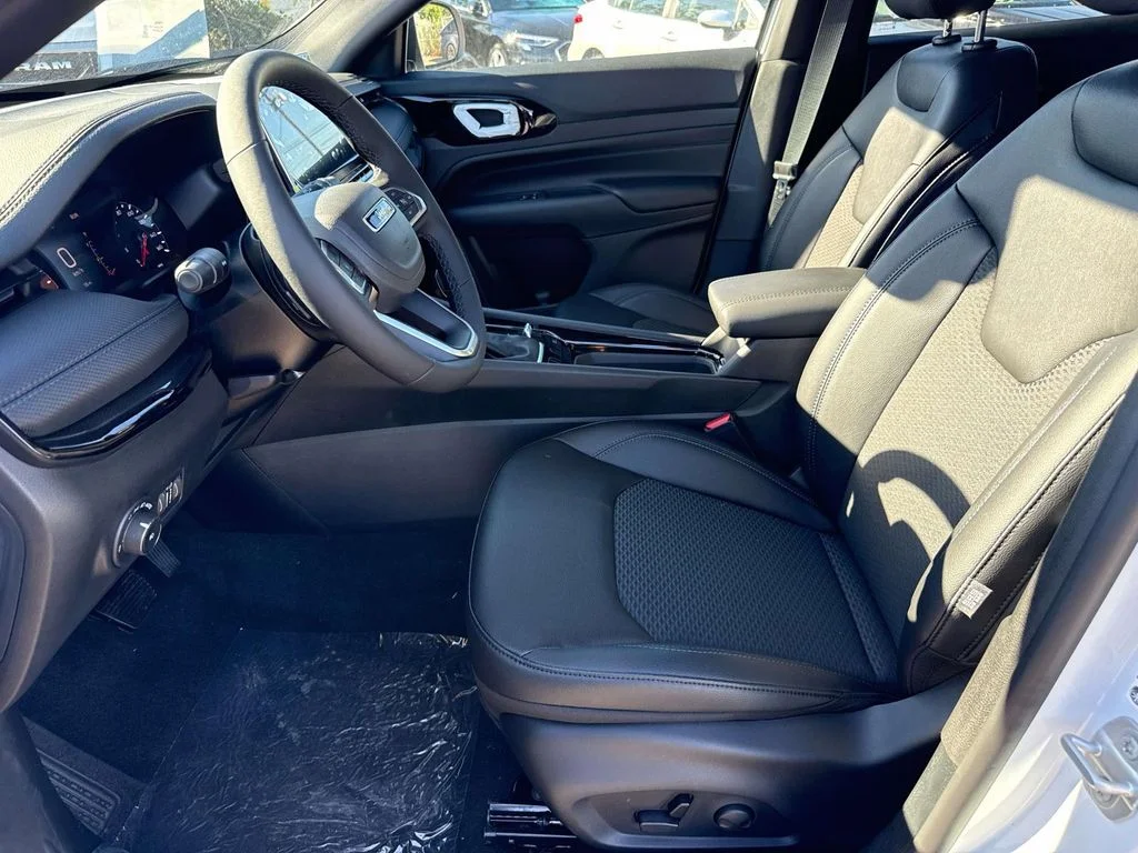 New 2026 White Jeep Latitude image 20
