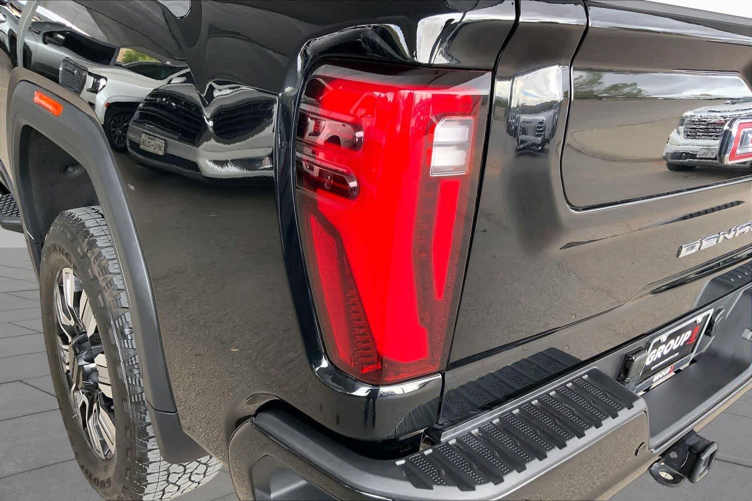 Used 2025 Onyx Black GMC Denali image 29
