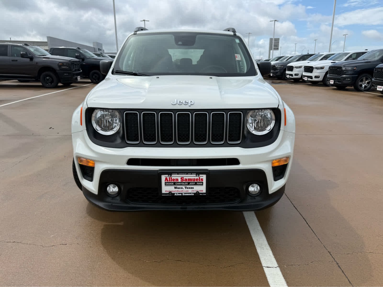 Certified Used 2023 Alpine White Clearcoat Jeep Latitude image 4