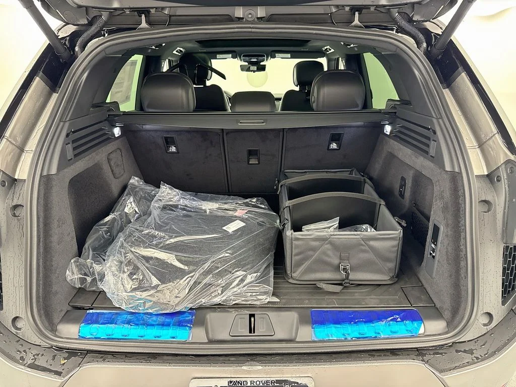 New 2026 Flux Silver Ultra Mettalic Gloss Land Rover Dynamic SE image 28