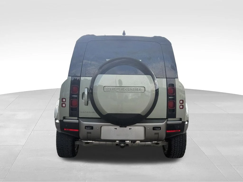 Used 2025 Green Land Rover X-Dynamic SE image 3