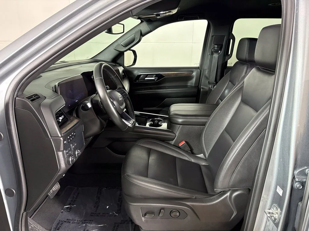 Used 2025 Gray Chevrolet Z71 image 18