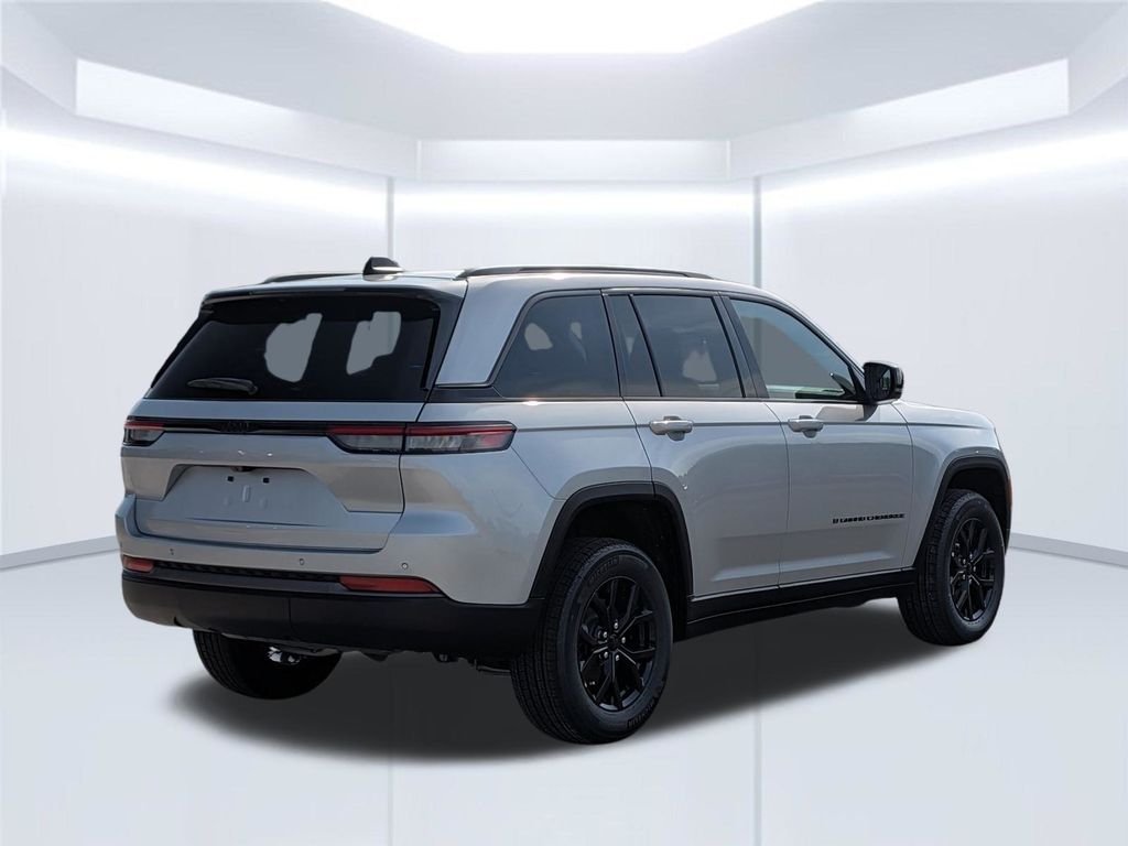 New 2026 Silver Zynith Exterior Paint Jeep Altitude image 6