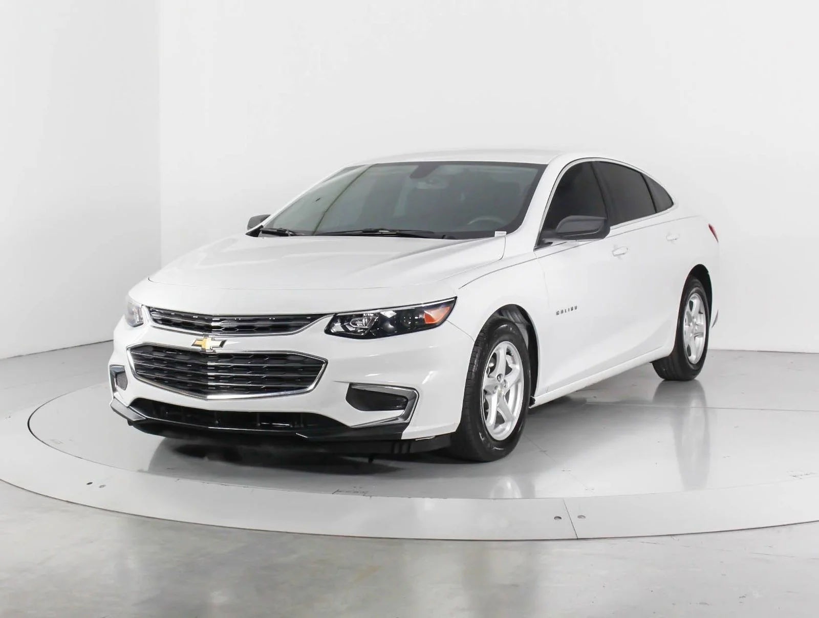 Used 2018 White Chevrolet LS image 3