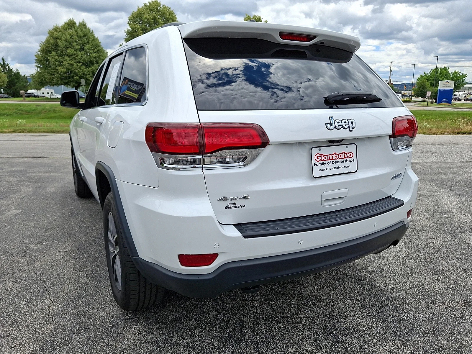 Certified Used 2020 White Jeep Laredo image 9
