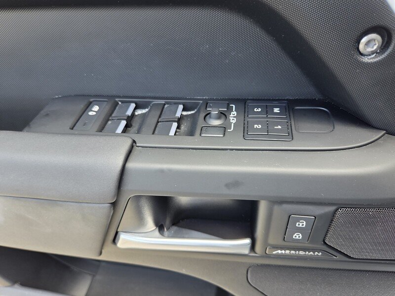 Used 2025 Fuji White LAND ROVER 110 P300 S image 18