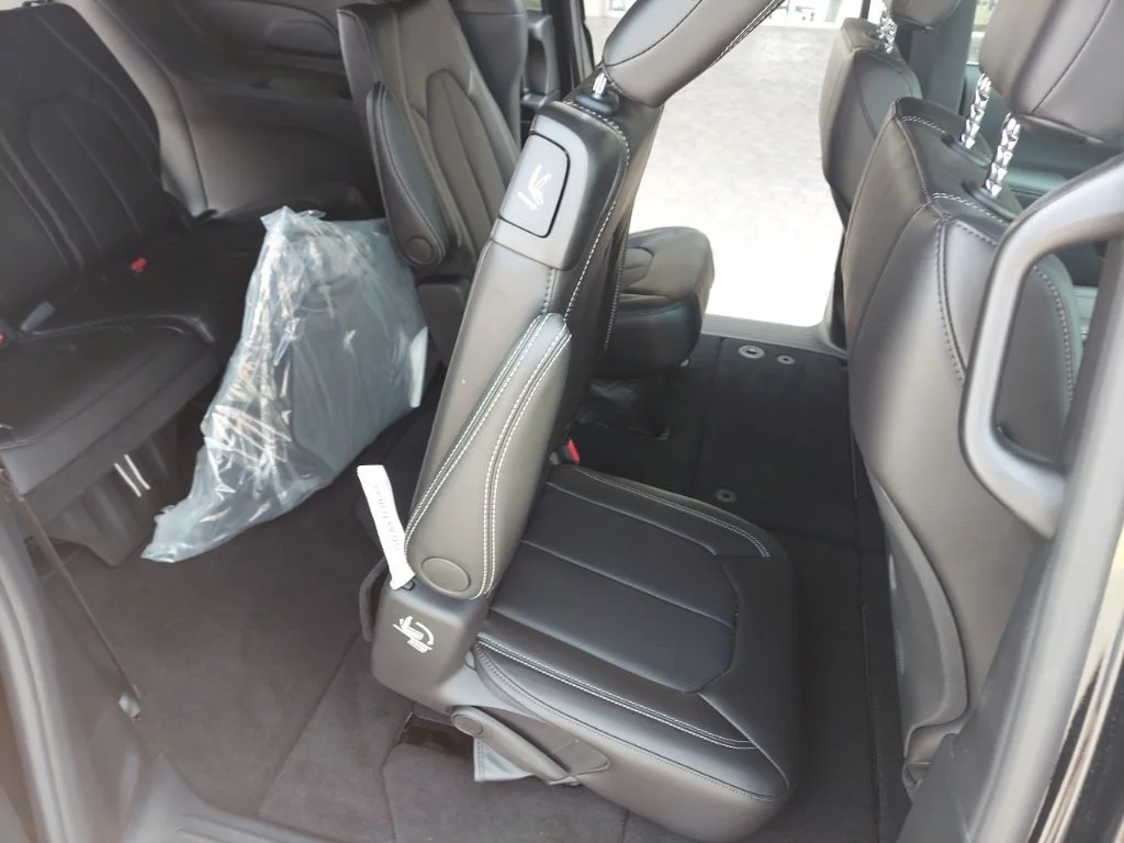 2026 Chrysler Pacifica Select - Photo 35