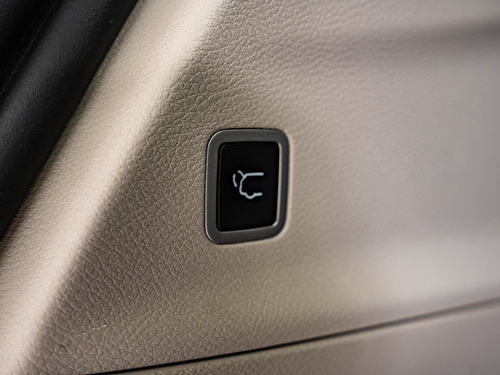 Used 2022 Ceramic Gray Clearcoat Chrysler Touring L image 21