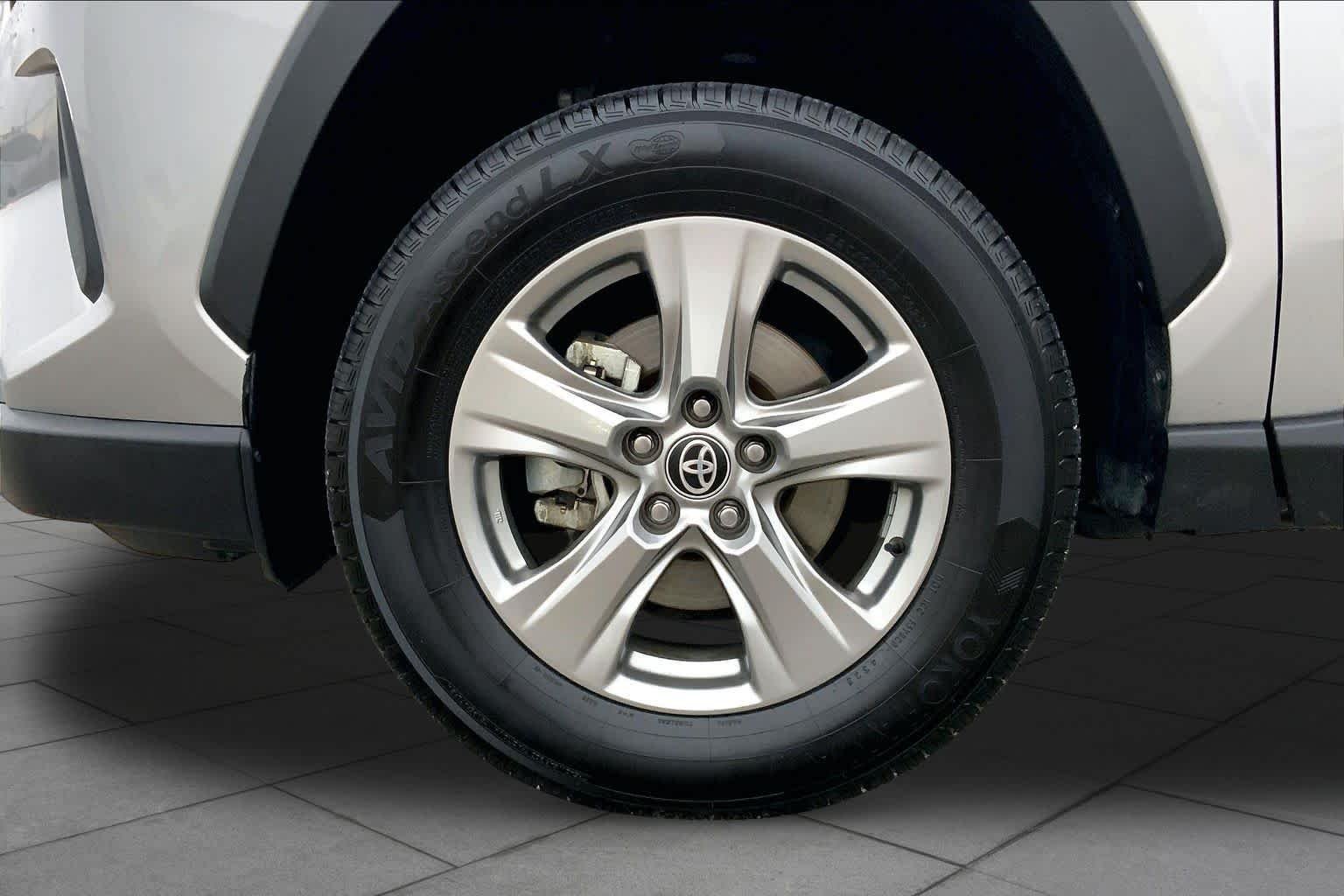 Used 2024 Silver Sky Metallic Toyota Hybrid XLE image 21