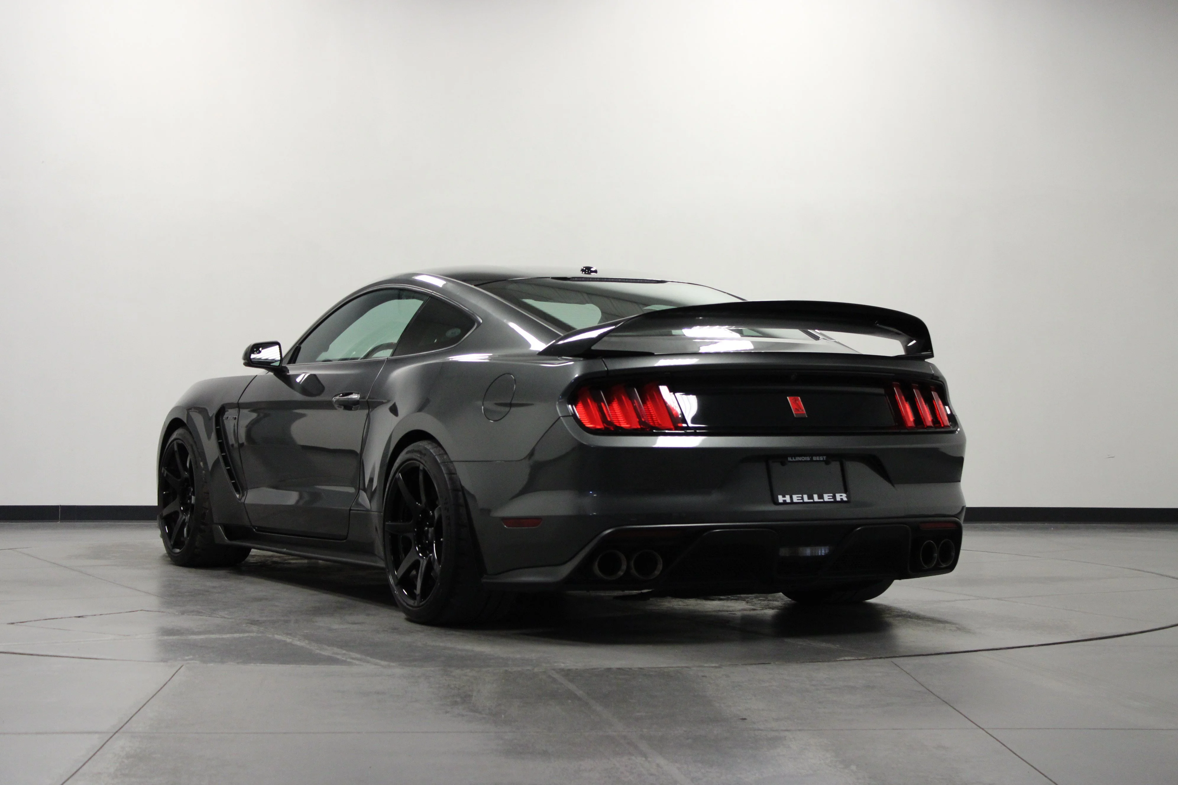 Used 2017 Magnetic Ford Shelby GT350R image 6