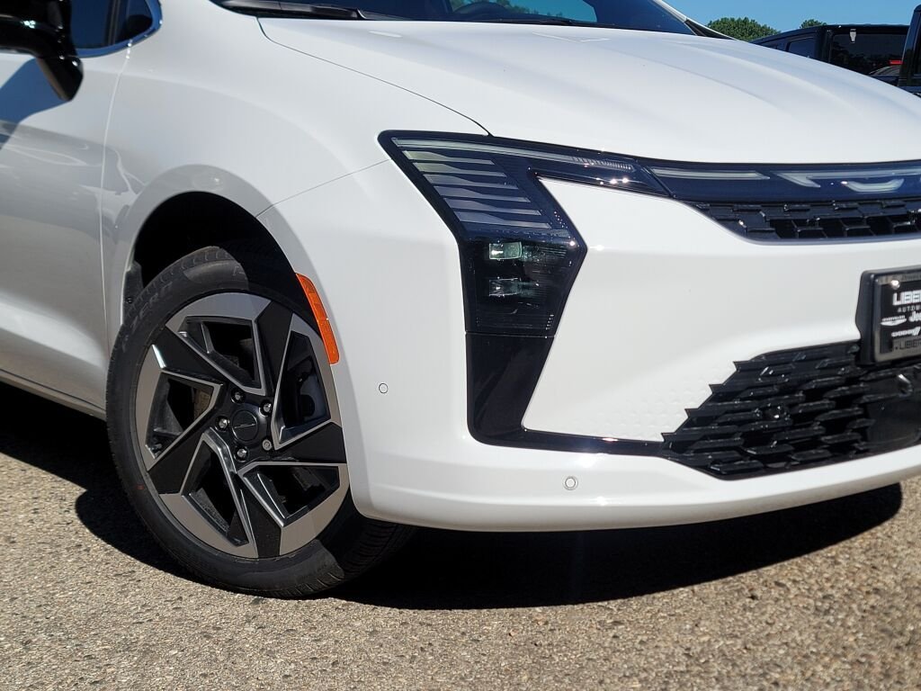 New 2027 Bright White Clear-Coat Exterior Paint Chrysler Limited image 3