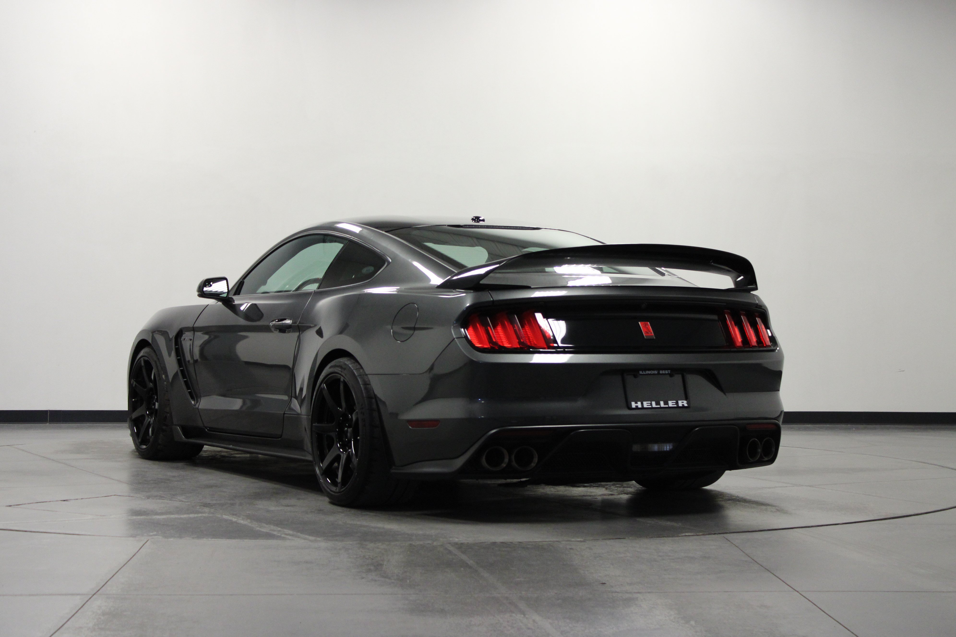 Used 2017 Magnetic Ford Shelby GT350R image 6
