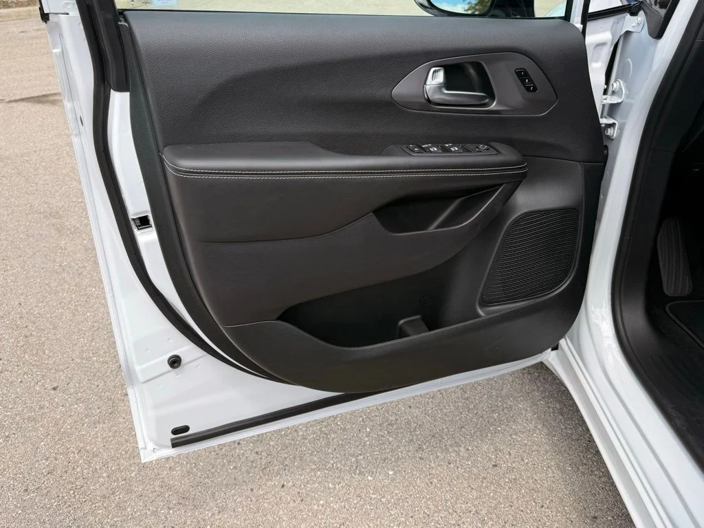 New 2026 Bright White Clear-Coat Exterior Paint Chrysler Select image 26