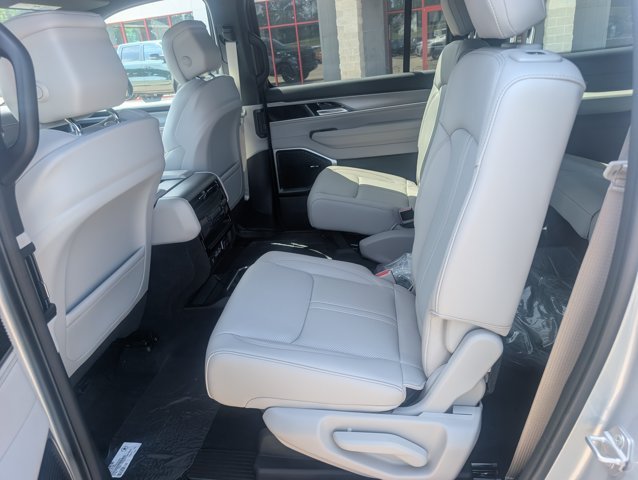 New 2026 Silver-Zynith Exterior Paint Jeep Limited Altitude image 11