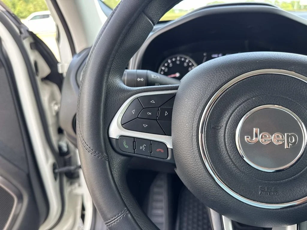 Used 2023 Alpine White Clearcoat Jeep Latitude image 22
