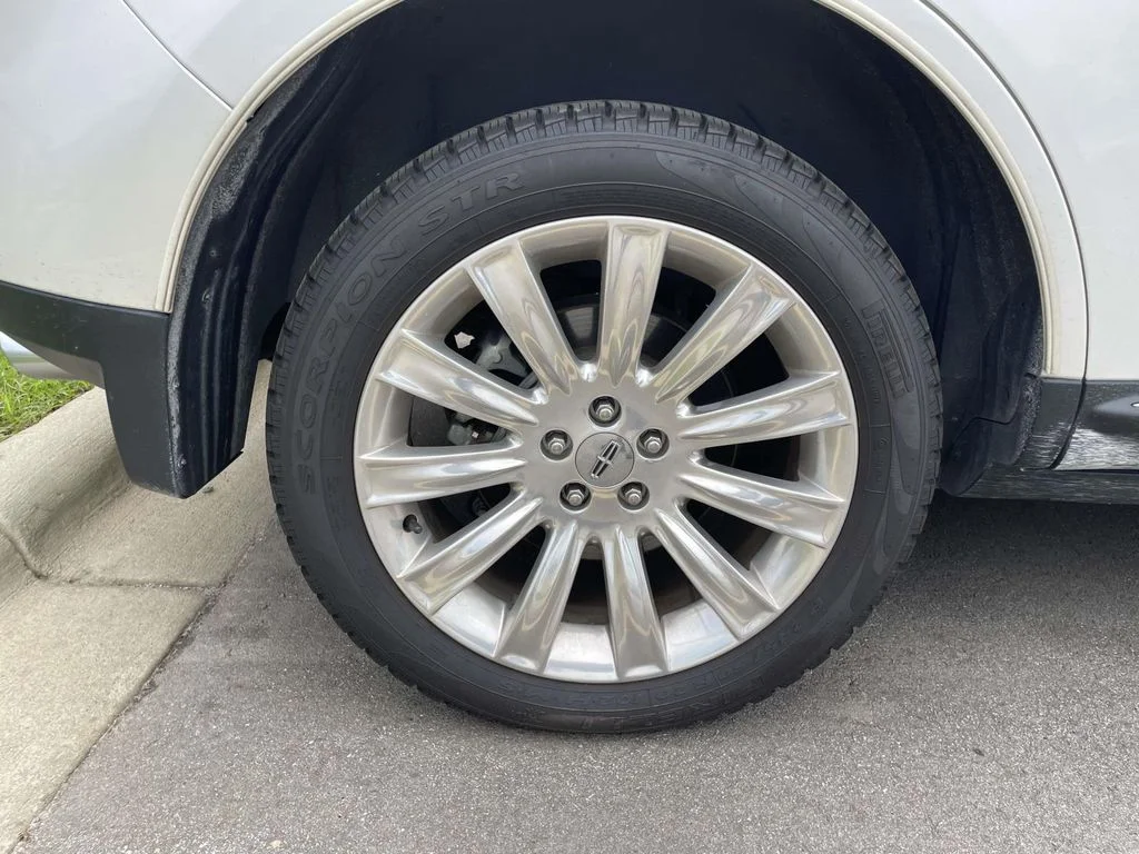 Used 2014 White Platinum Metallic Tri-Coat Lincoln Base image 5
