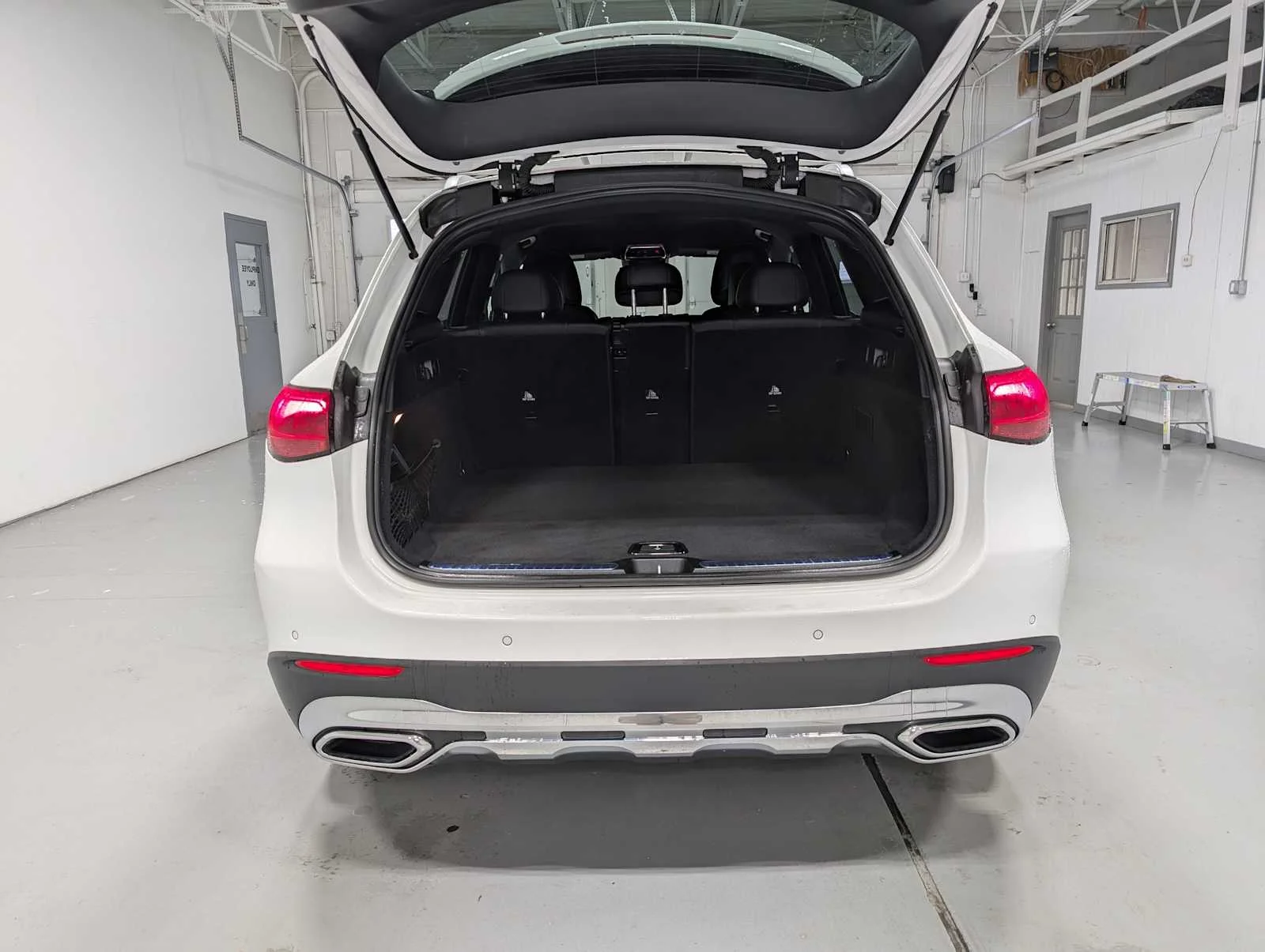 Used 2024 Polar White Mercedes-Benz GLC 300 image 35