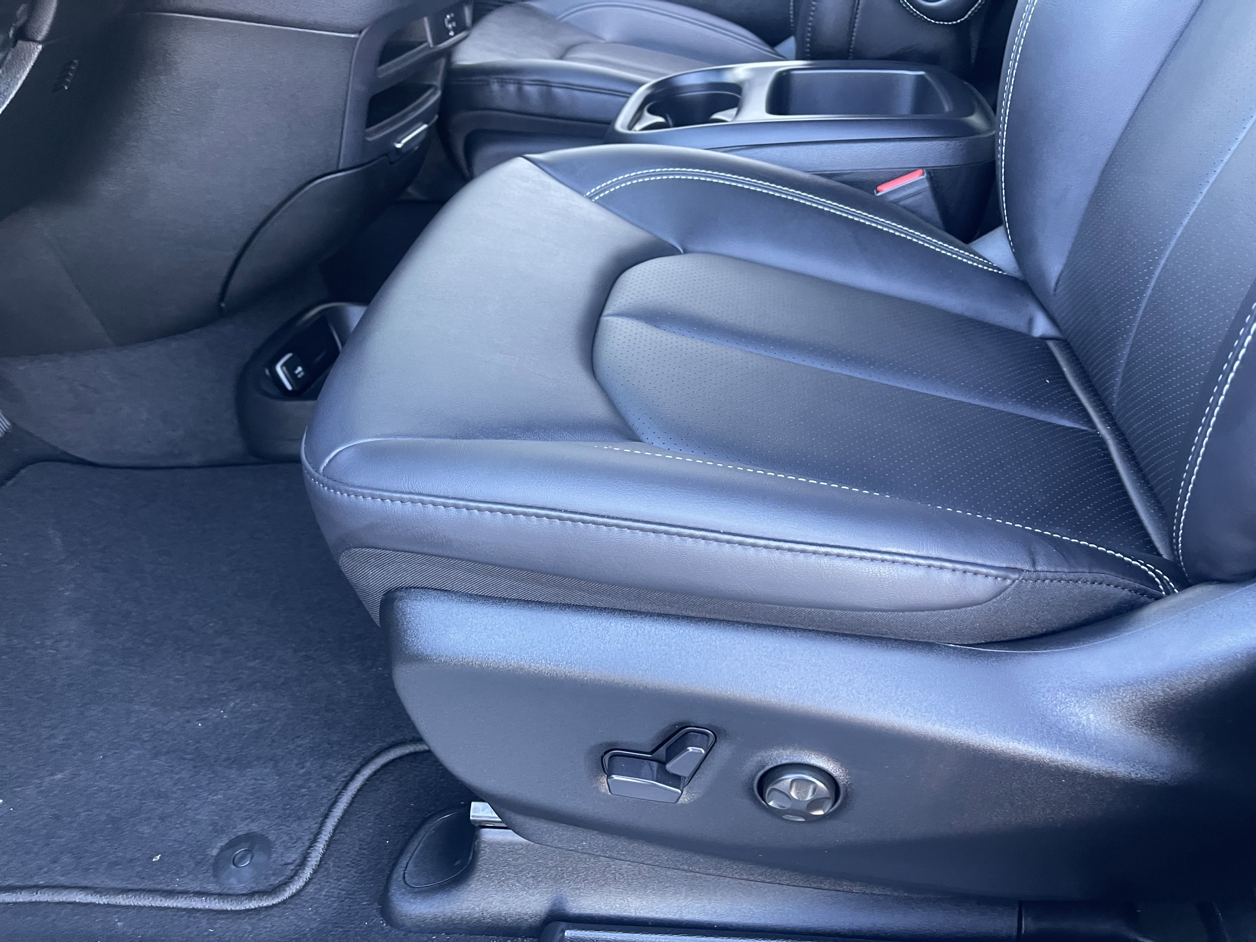 New 2026 Bright White Clear-Coat Exterior Paint Chrysler Select image 19