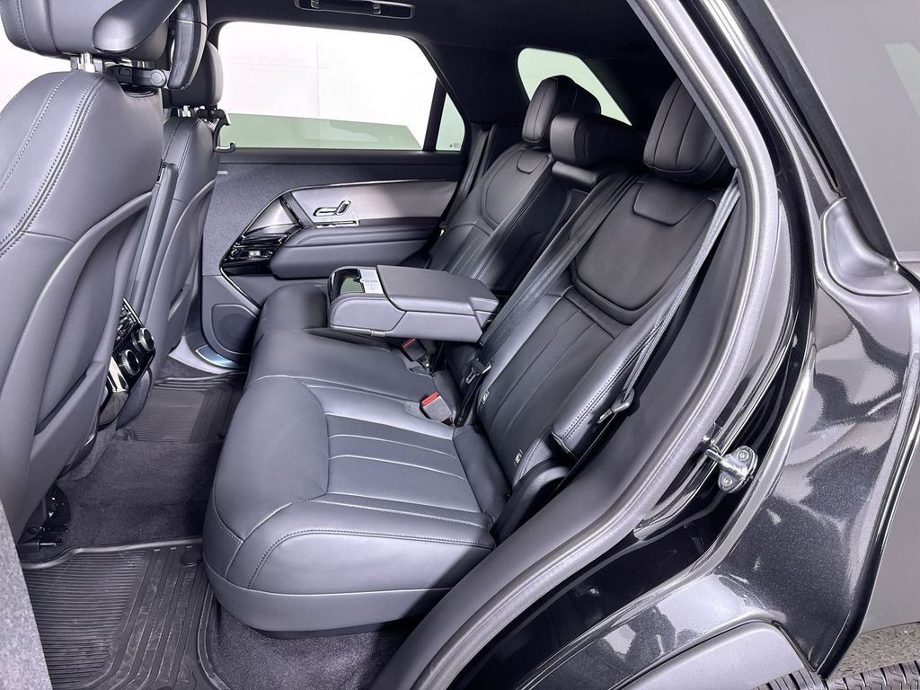 New 2026 SANTORN BLK MET Land Rover SE image 20