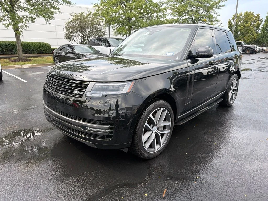 Used 2025  Land Rover SE image 1
