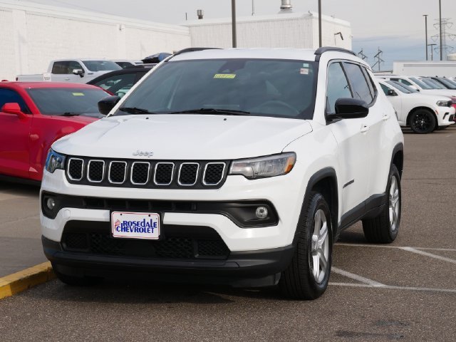 Used 2024 White Jeep Latitude image 3