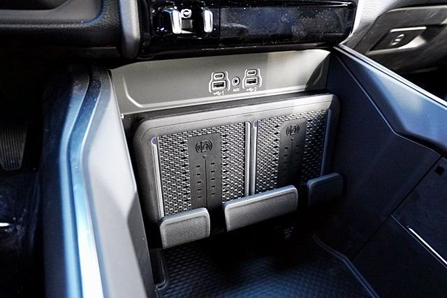 New 2026 Diamond Black Crystal Pearl-Coat Exterior Paint RAM Laramie Night Edition image 29