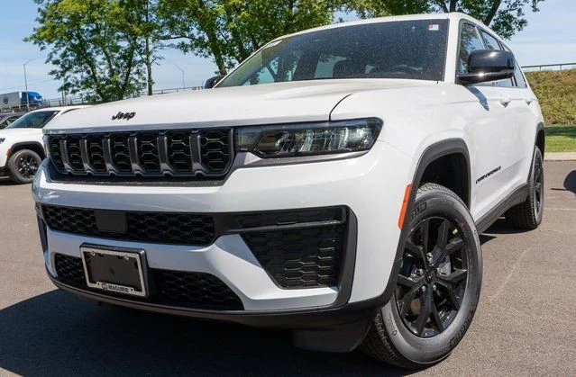 New 2026 Bright White Clear-Coat Exterior Paint Jeep Laredo image 1