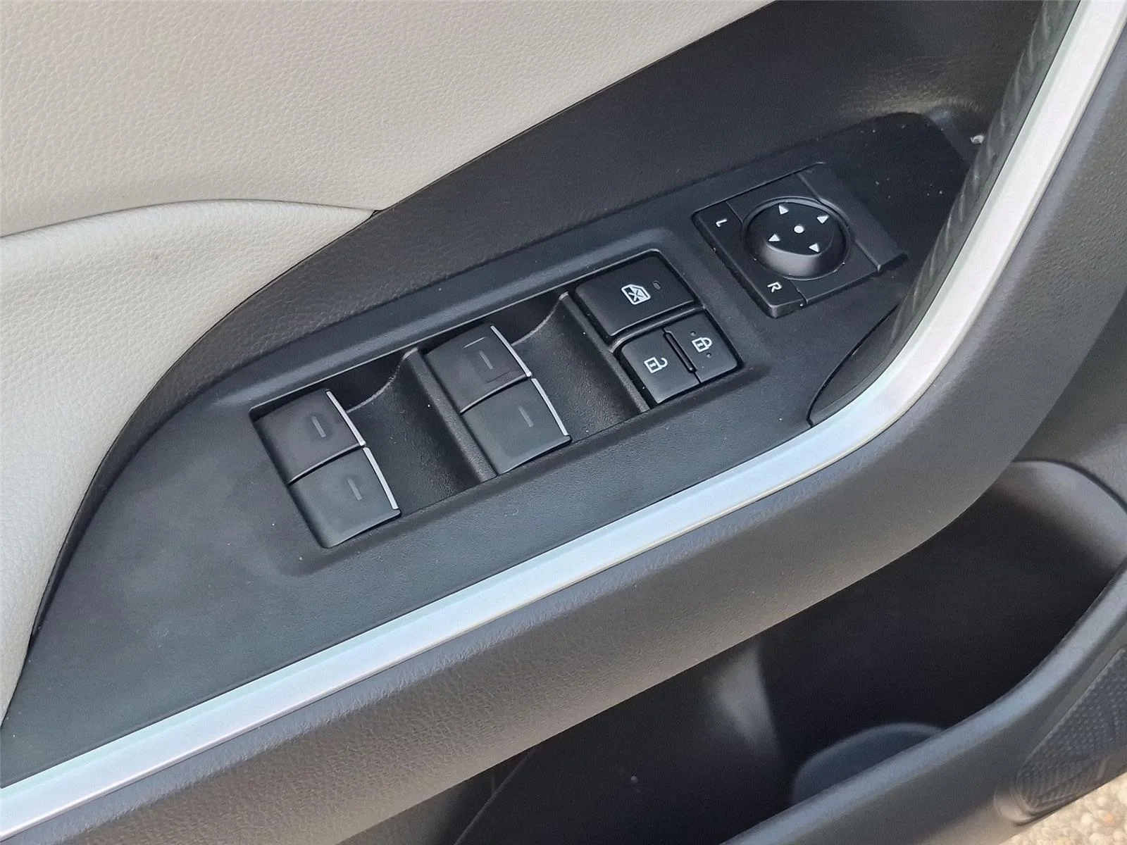 Used 2025 Silver Sky Metallic Toyota XLE Premium image 16