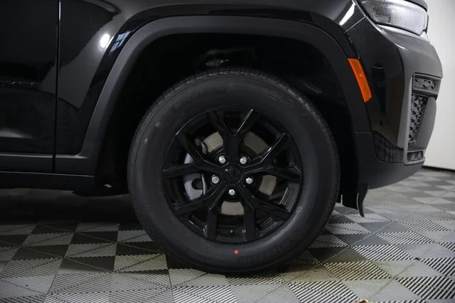 New 2026 Diamond Black Crystal Pearl-Coat Exterior Paint Jeep Altitude image 30