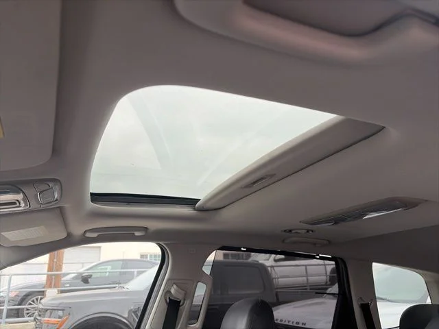 Used 2020 Green Kia EX image 16