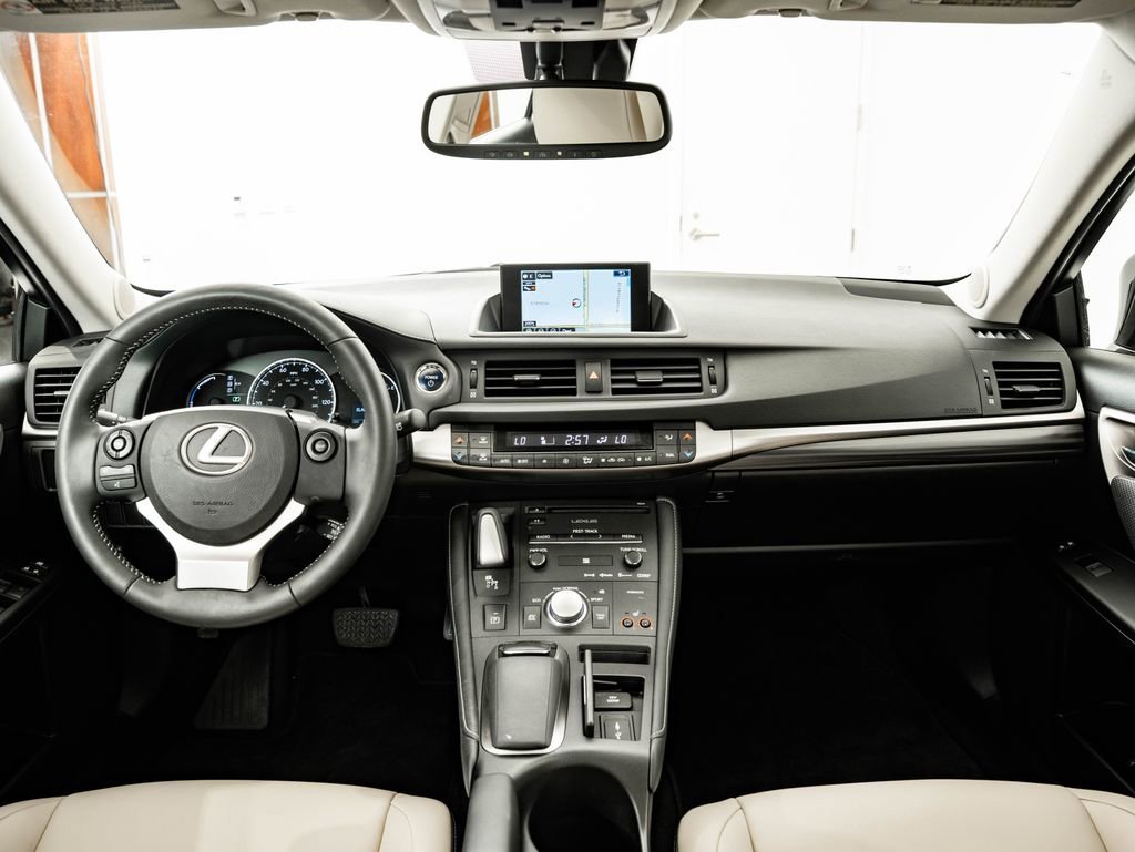 Used 2014 Pearl Lexus 200h image 4