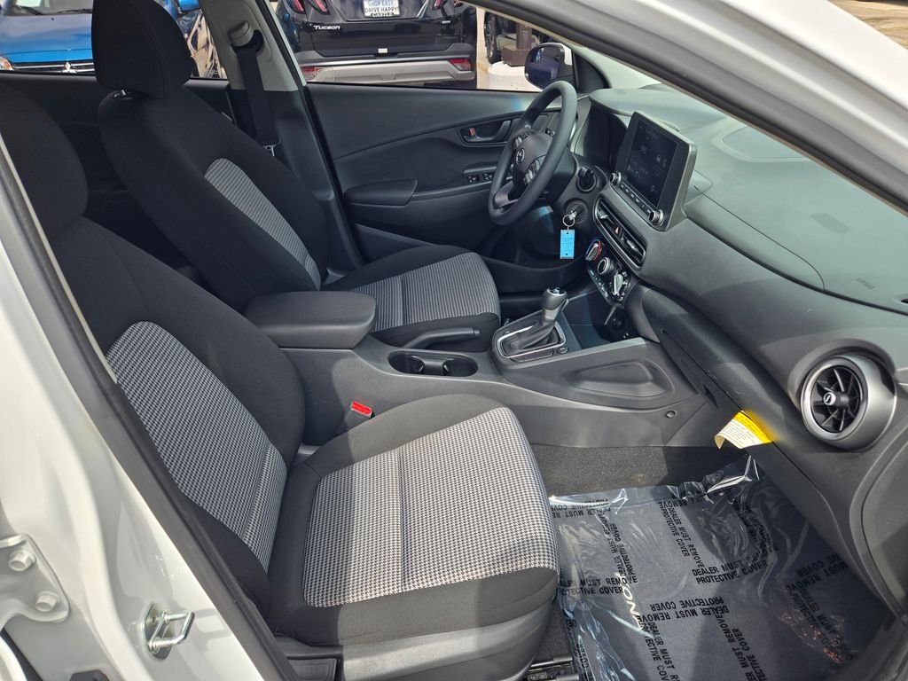 Used 2022 White Hyundai SE image 10