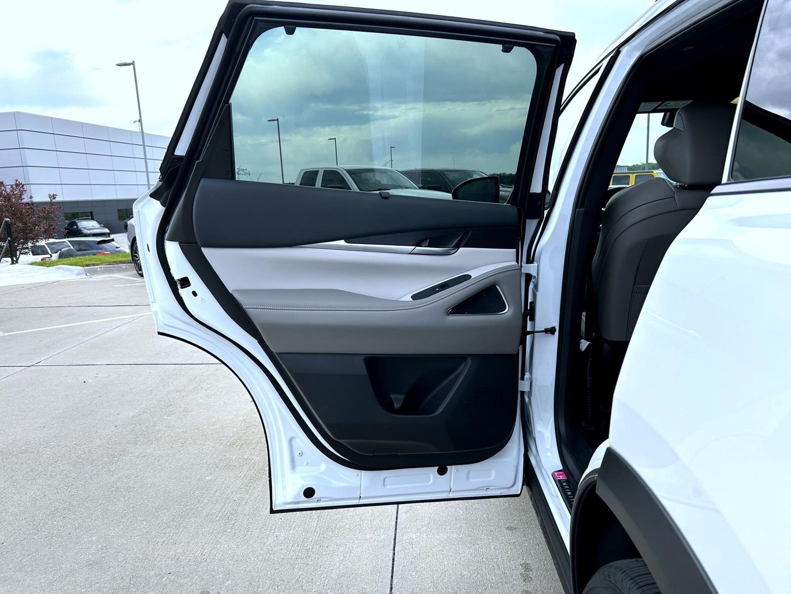 New 2027 2T RAD WHT INFINITI Autograph AWD image 22
