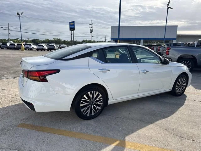 Used 2025 White Nissan 2.5 SV image 11
