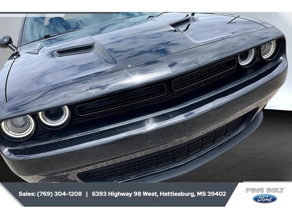Used 2020 Pitch Black Clearcoat Dodge SXT image 24