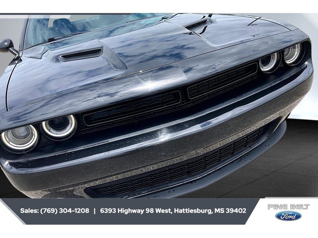Used 2020 Pitch Black Clearcoat Dodge SXT image 24