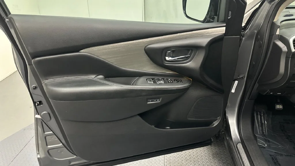 Used 2016 Gray Nissan SL image 14