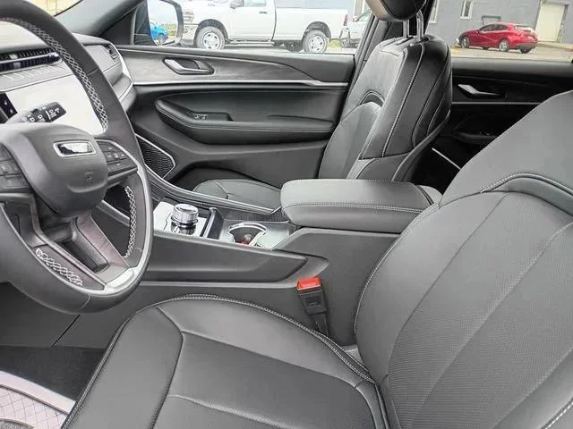 New 2026 Diamond Black Crystal Pearl-Coat Exterior Paint Jeep Limited image 12