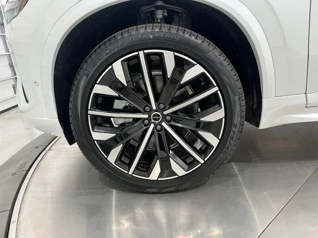 New 2026 White Volvo B6 Plus 7-Seater image 25