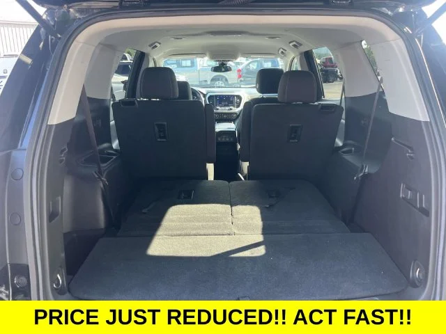 Used 2023 Black GMC SLE image 12