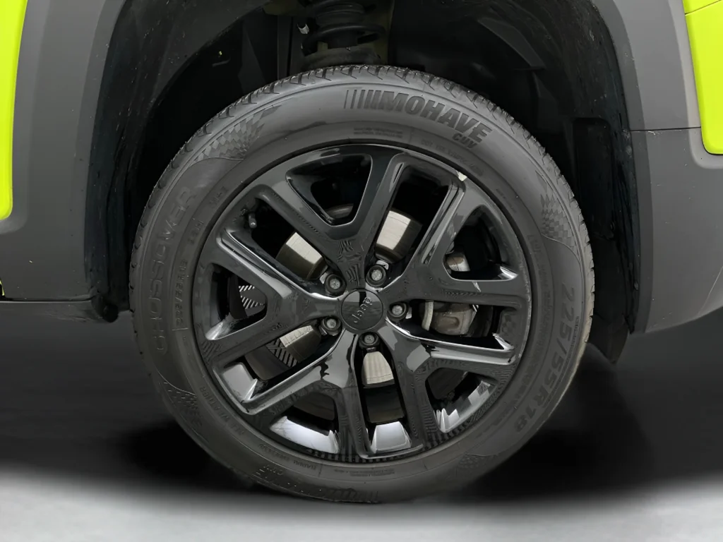 Used 2018 Hypergreen Clearcoat Jeep Latitude image 36