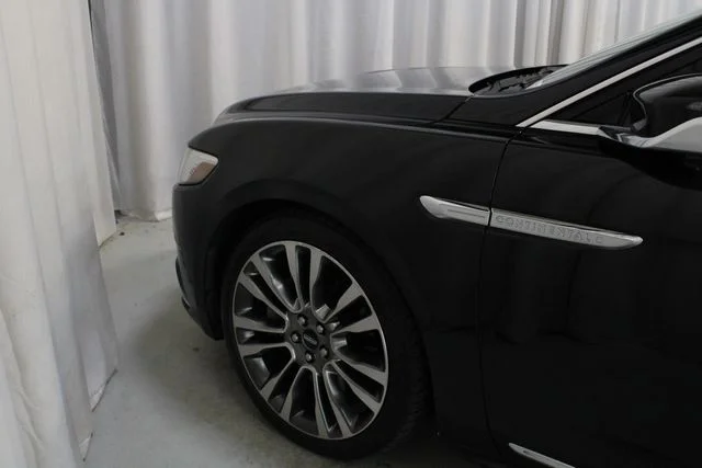 Used 2017 Black Lincoln Select image 29