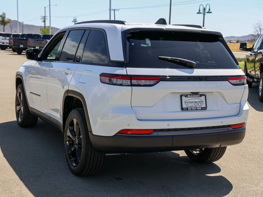 New 2026 Bright White Clear-Coat Exterior Paint Jeep Limited image 5